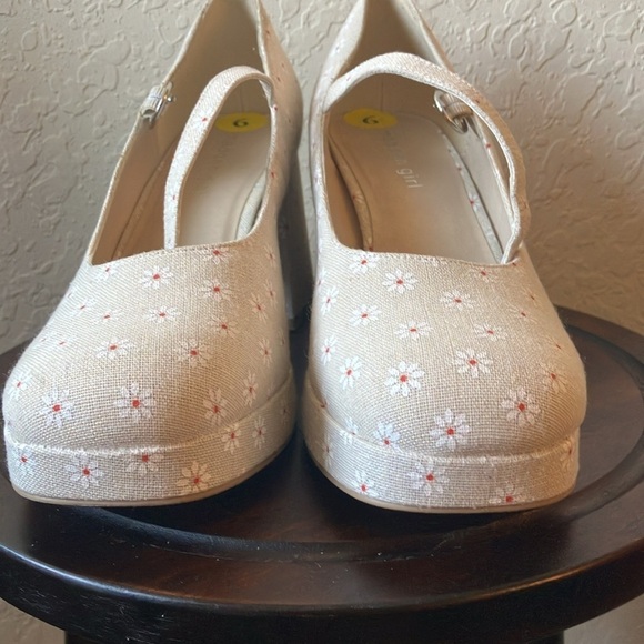 Madden Girl: Tan with flower pattern heeled Mary Jane style shoes- Y2K- 9M - Picture 15 of 16